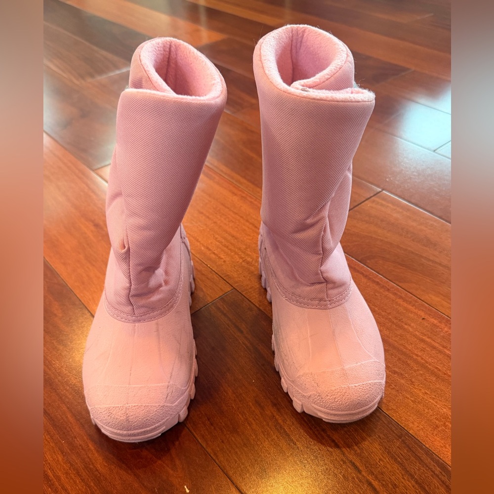 Tundra Pink Kids Boots waterproof made in Canada!
Worn only twice :)